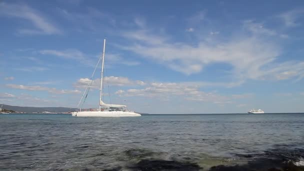 Catamarán blanco — Vídeo de stock