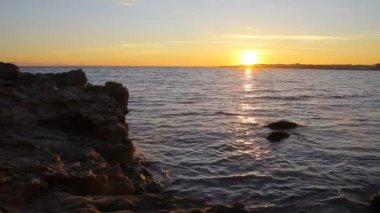 Gün batımında Rocky Sahili