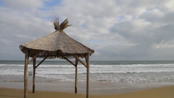 Playa y refugio — Vídeo de stock