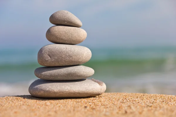 Zen stenen op het strand — Stockfoto