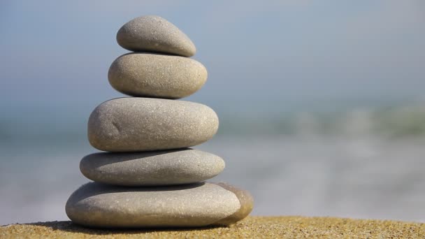 Piedras zen en la playa — Vídeos de Stock