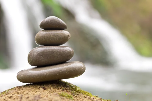 Piedras zen apiladas y cascada — Foto de Stock