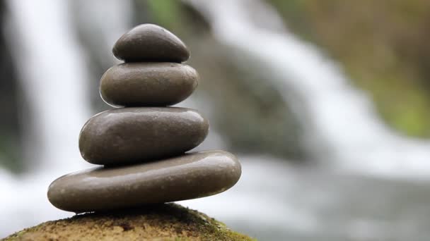Skládaný zen stones a vodopád