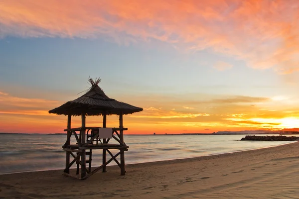 Piękny zachód słońca na plaży i domek na plaży — Zdjęcie stockowe