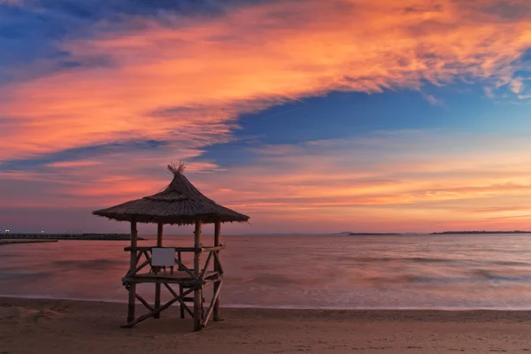 Schöner Himmel mit Sonnenuntergang am Strand — Stockfoto