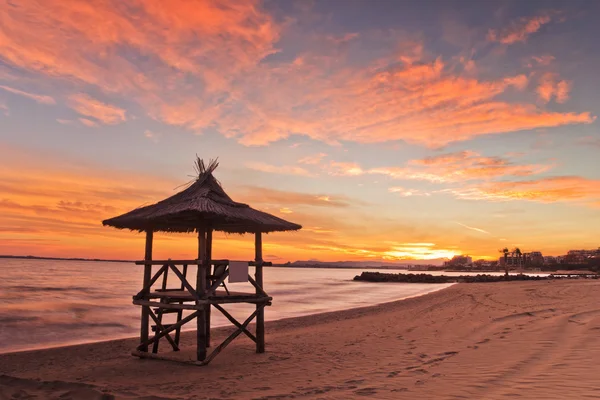 Belo pôr do sol e estação de salva-vidas — Fotografia de Stock