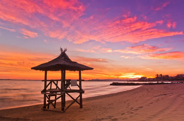 Farbenfroher Sonnenuntergang am Strand — Stockfoto