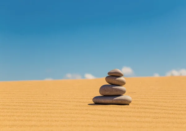 Zen stenen op de zandige duin — Stockfoto