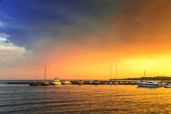 Nubes de tormenta y puesta de sol sobre el puerto deportivo del yate —  Fotos de Stock