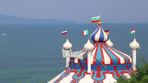 Цирковая палатка у моря — стоковое видео
