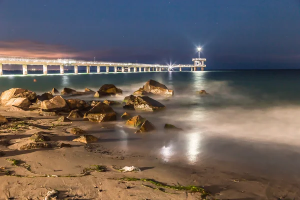 Puente en el mar por la noche —  Fotos de Stock