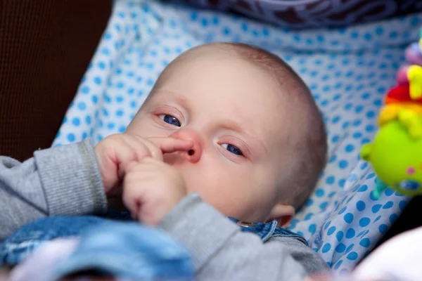 Çocuk 5-ay üzerinde çocuk arabası eski — Stok fotoğraf