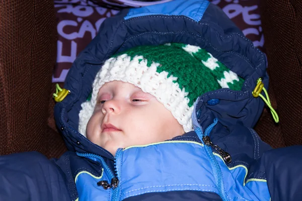 Pojken sover på barnvagn — Stockfoto