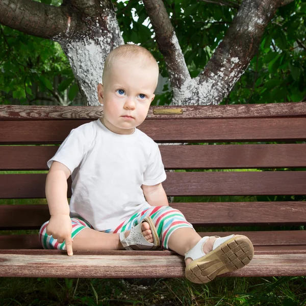 Jongen op Bank — Stockfoto