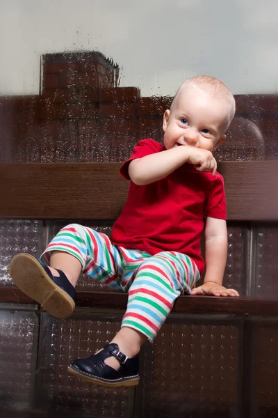 Chlapec na lavičce — Stock fotografie