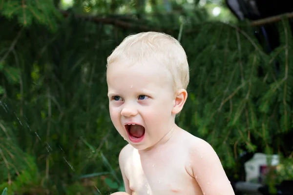 Baby hebben een douche — Stockfoto