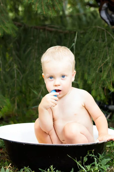 Chłopiec w kąpieliskach — Zdjęcie stockowe