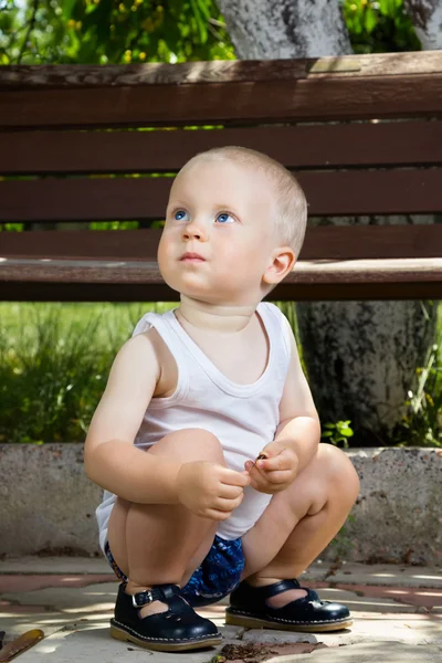 Jongen in de buurt van Bank — Stockfoto