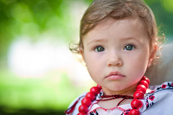 Belle fille en robe nationale — Photo