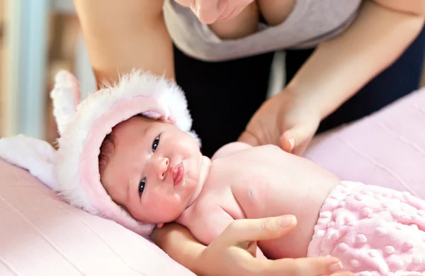 Neugeborenes schläft in meiner Mutter — Stockfoto