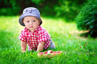 çimenlere oturup şirin bebek