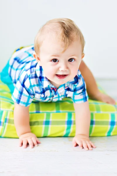 바닥에 앉아있는 귀여운 아기 — 스톡 사진