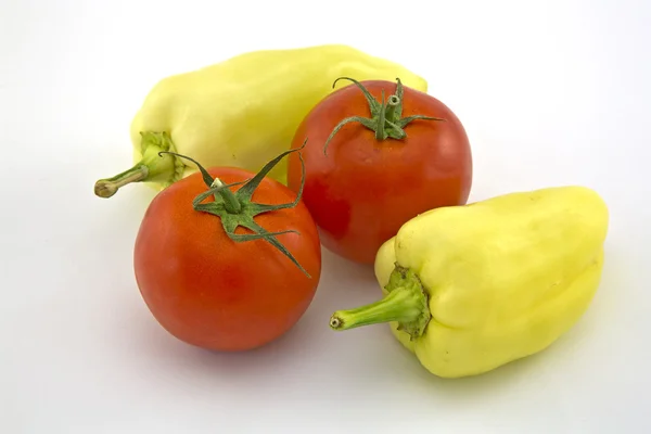 Dos pimientos dulces y tomates — Foto de Stock