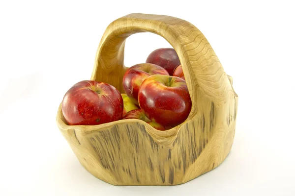 Ein Korb mit roten Äpfeln — Stockfoto