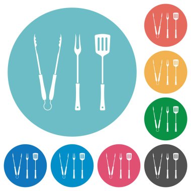 Barbekü maşası, çatal ve spatula düz beyaz simgeler yuvarlak renkli arka planda