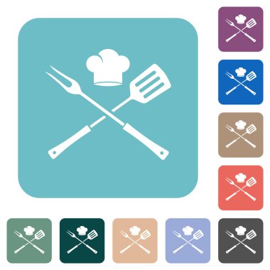Aşçı şapkalı barbekü çatalı ve spatula. Renkli yuvarlak kare arka planda beyaz düz simgeler.