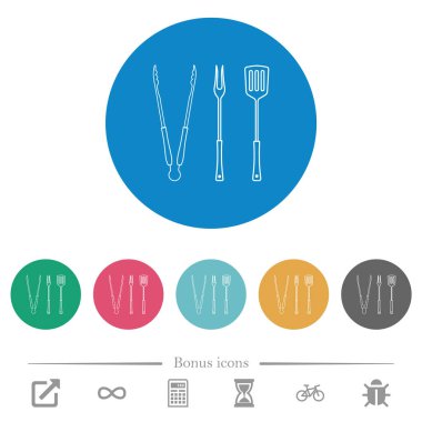 Barbekü maşası, çatal ve düz beyaz simgeler yuvarlak renkli arka planda. 6 bonus simgesi dahil.