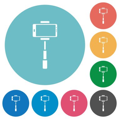 Selfie üzerindeki akıllı telefon, düz beyaz simgeler ve yuvarlak renkli arkaplanlar.