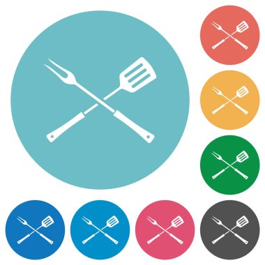 Çapraz konumda ızgara çatal ve spatula yuvarlak renkli arka planda düz beyaz simgeler