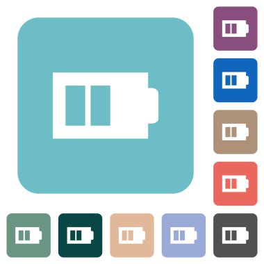 Renkli yuvarlak kare arkaplan üzerinde iki adet beyaz düz simge taşıyan yarım pil