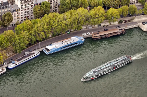 Tourisme parisien sur l'eau — Photo