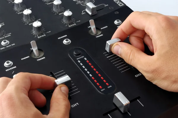 DJ handen op mixer — Stockfoto