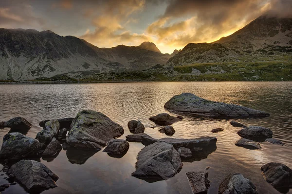 Lago e montanha ao pôr do sol — Fotografia de Stock