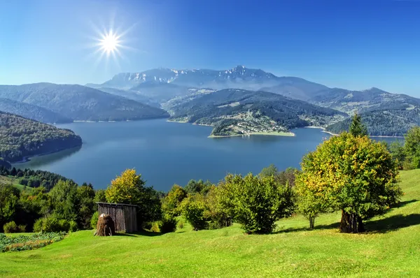 Montagna e lago — Foto Stock