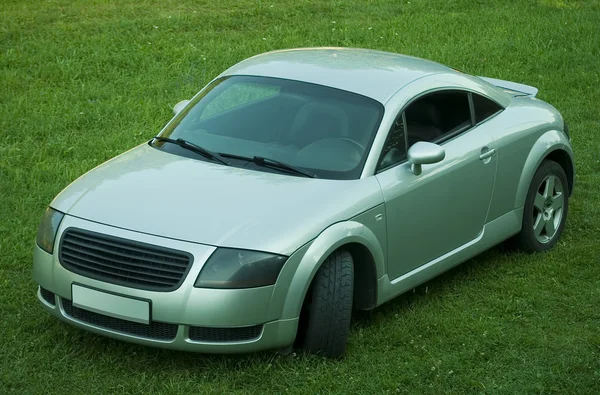 Voiture sur herbe — Photo