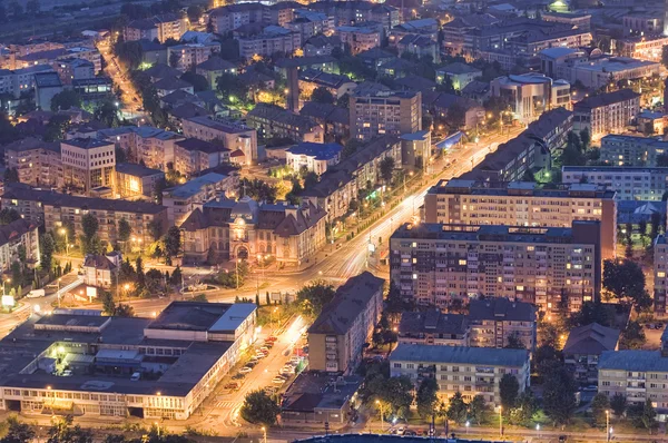 Stadt bei Nacht, Rumänien — Stockfoto