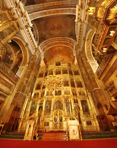Интерьер золотой церкви — стоковое фото