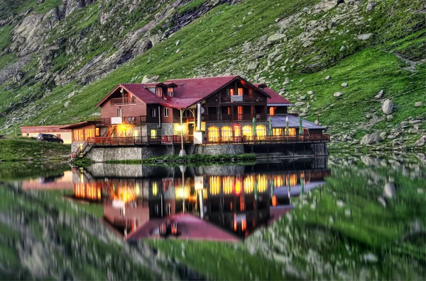 Huset vid sjön — Stockfoto