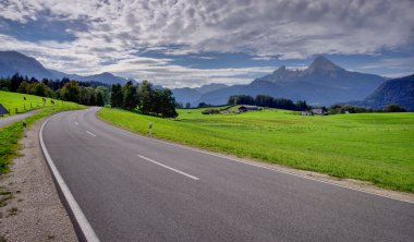 yolda dağ manzarası