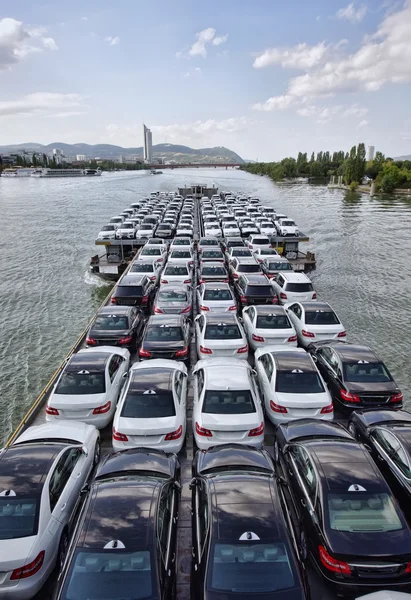 Nieuwe auto's op een boot — Stockfoto
