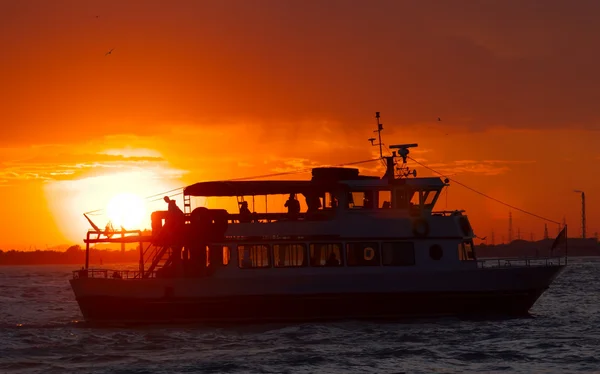 Grande barca al tramonto — Foto Stock