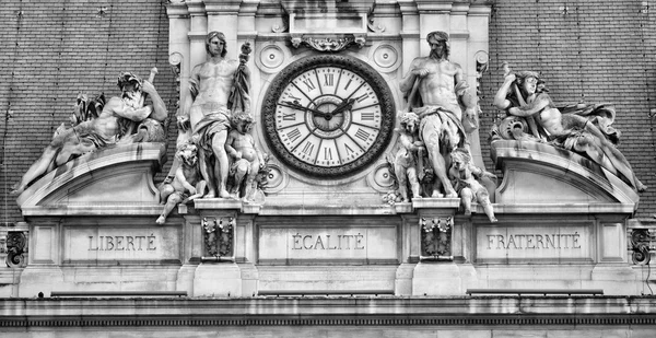 Французький девіз на Париж ратуші — стокове фото