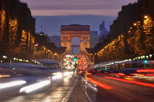 Verkeer in Parijs, arc de triomphe — Stockfoto