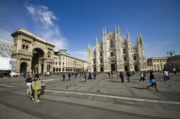 Milano Domplein met toeristen. Italië — Stockfoto