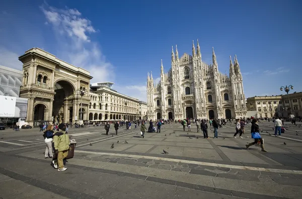 Plaza de la Cúpula de Milán con los turistas. Italia — Foto de Stock