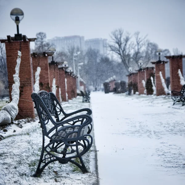 冬季公园的长椅 — 图库照片